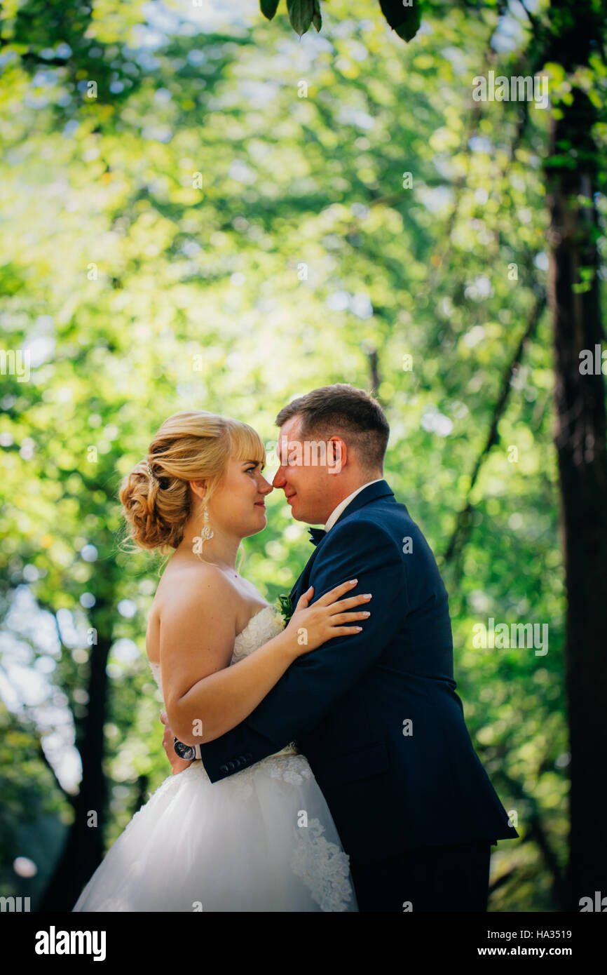 Wedding couple background city hi-res stock photography and images - Alamy