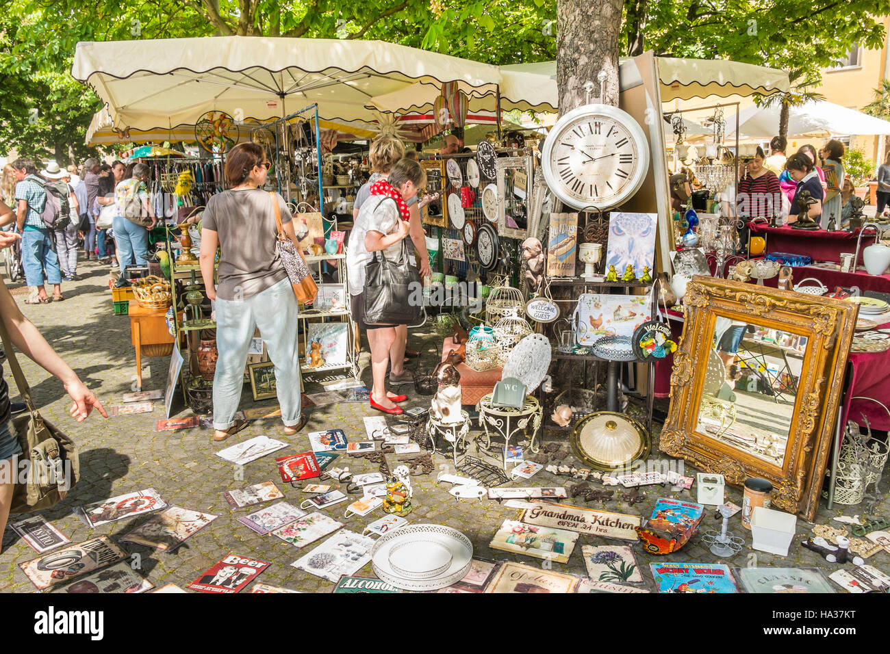 Flea market stalls hi-res stock photography and images - Alamy