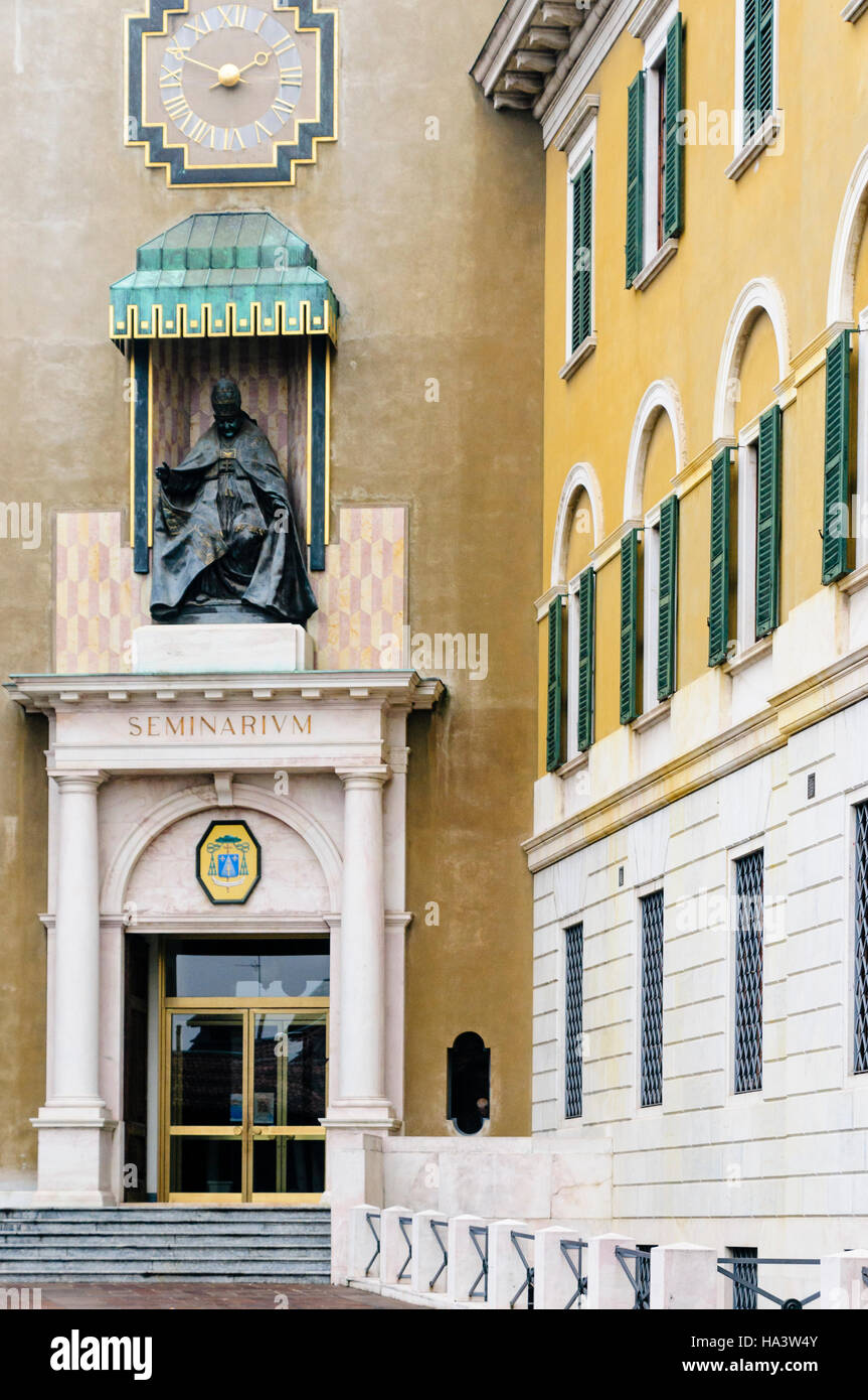 Bronze statue of Pope John XXIII, above the door of the Seminario Vescovile  Giovanni XXIII Roman Catholic religious seminary, Citta Alta, Bergamo,  Italy Stock Photo - Alamy