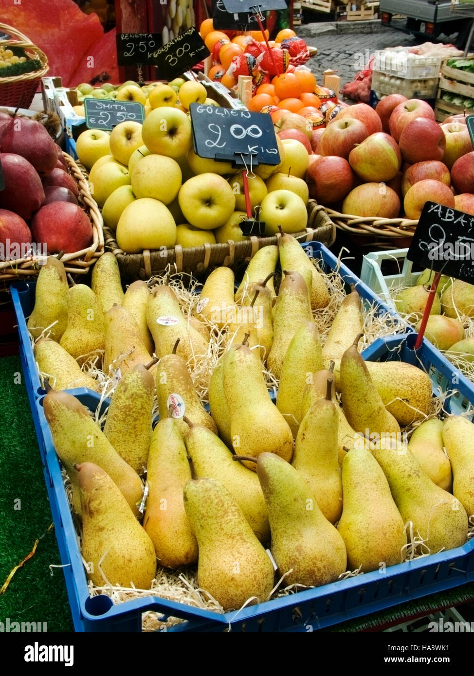 Pears in fruiterer market stall, market in Rome, Italy, Europe Stock Photo