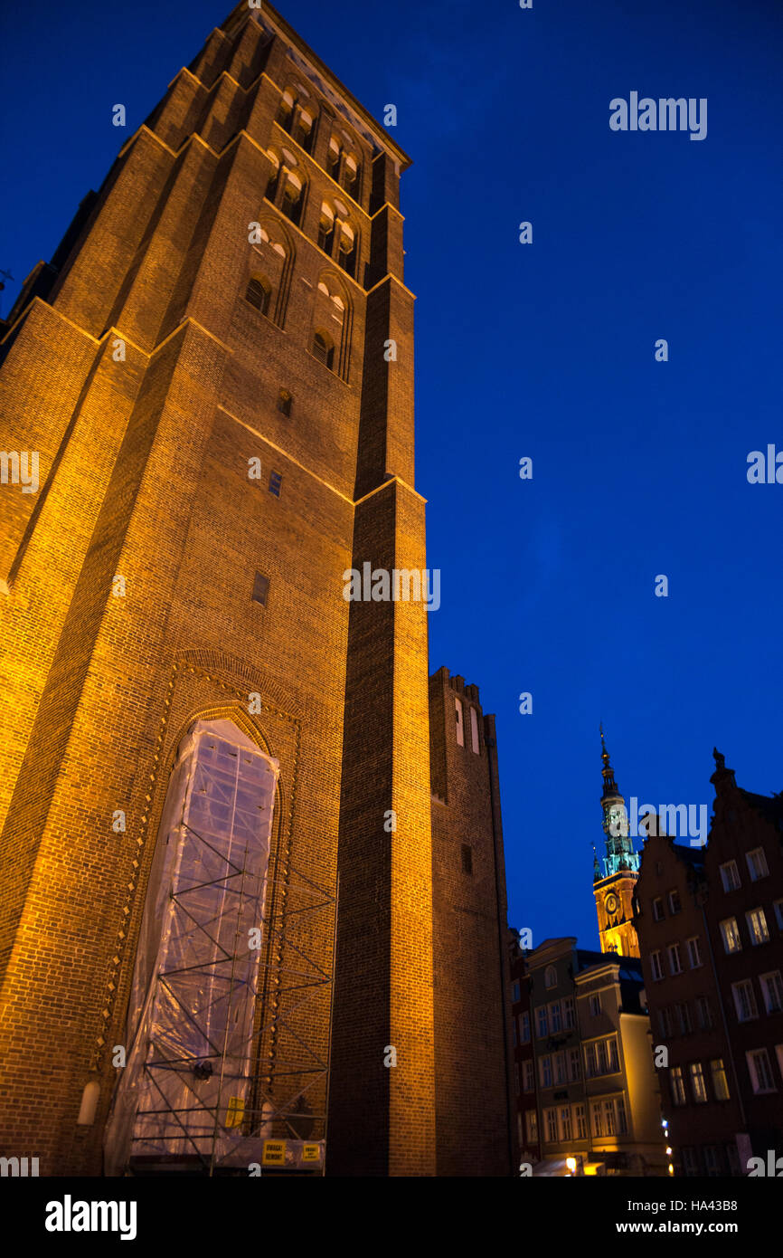 St. Mary's Basilica (Bazylika Mariacka) and Gdańsk Town Hall (Ratusz) illuminated at night in the background, Gdańsk, Poland Stock Photo