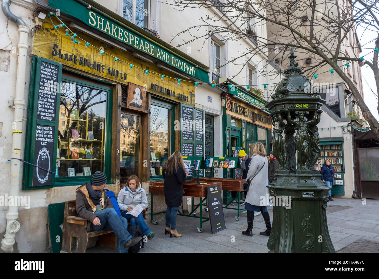 Paris, France, People Shopping, "Shakespeare and Company" Bookstore, Shop Front Window, with Sign, in Latin Quarter, Parisian street scene, vintage Stock Photo