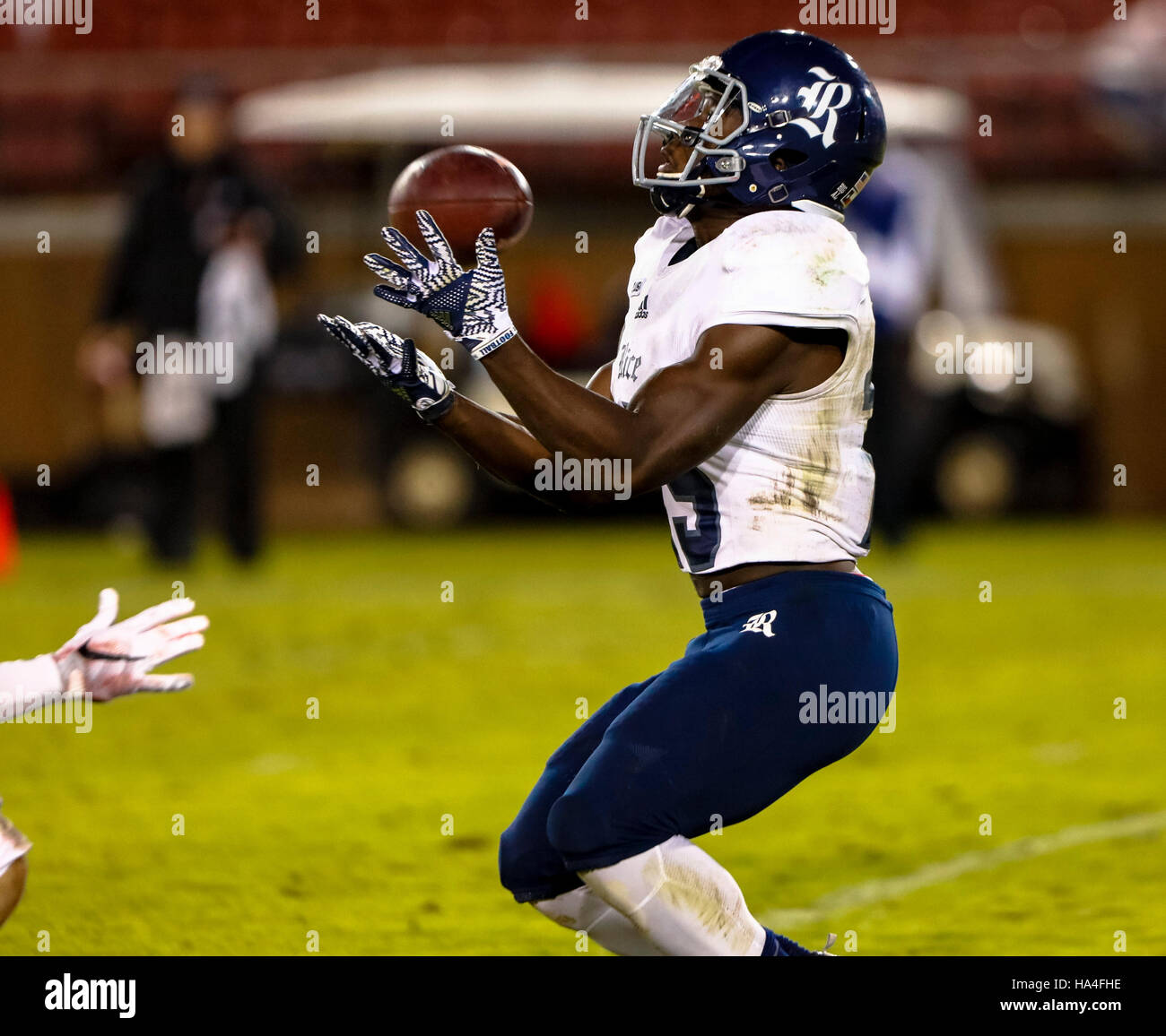 Palo Alto, California, USA. 26th Nov, 2016. Rice Running Back Nahshon Ellerbie (25) fields a punt in NCAA football action at Stanford University, featuring the Rice Owls visiting the Stanford Cardinal. Stanford won the game 41-17. © Seth Riskin/ZUMA Wire/Alamy Live News Stock Photo