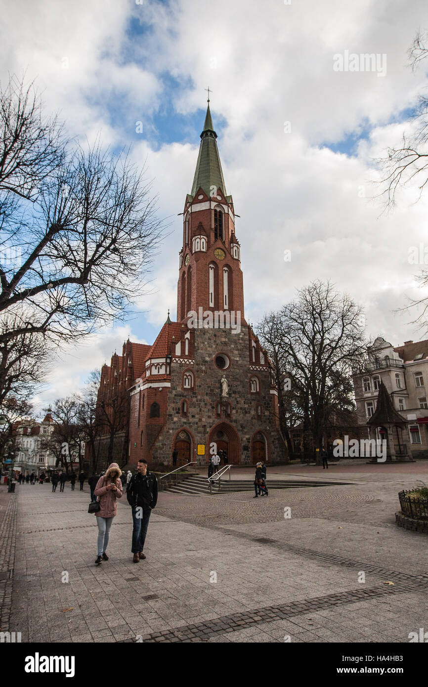Sopot, Poland 27 November 2016 Cold day in Sopot. People wearing winter clothes walking in front of church at the Bohaterow Monte Cassiono street are seen Meteorologists predict high snow fall in next few hours. Credit:  Michal Fludra/Alamy Live News Stock Photo