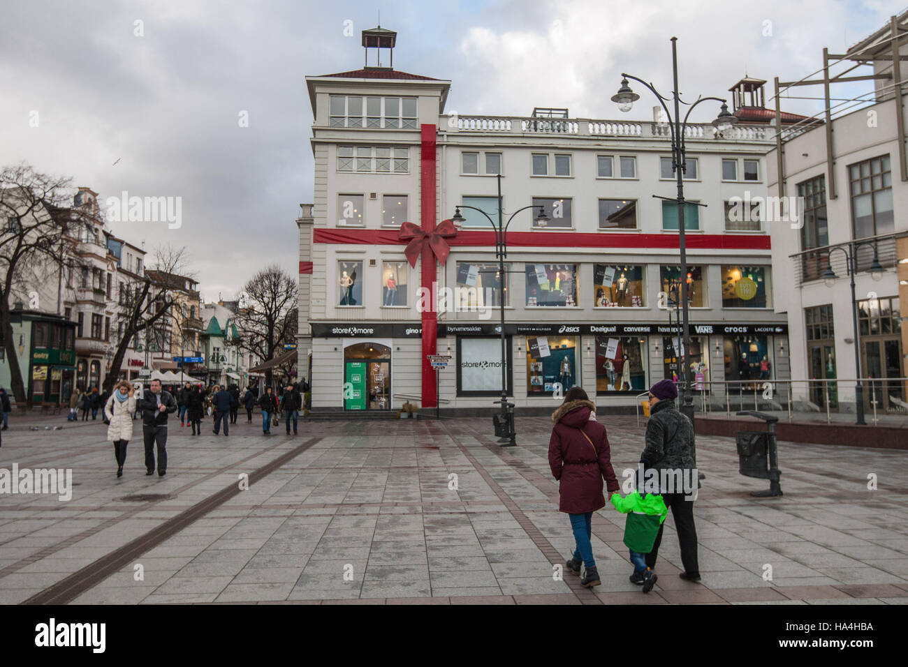 Sopot, Poland 27 November 2016 Cold day in Sopot. People walking in winter clothes at the Plac Zdrojowy are seen. Meteorologists predict high snow fall in nex few hours. Credit:  Michal Fludra/Alamy Live News Stock Photo