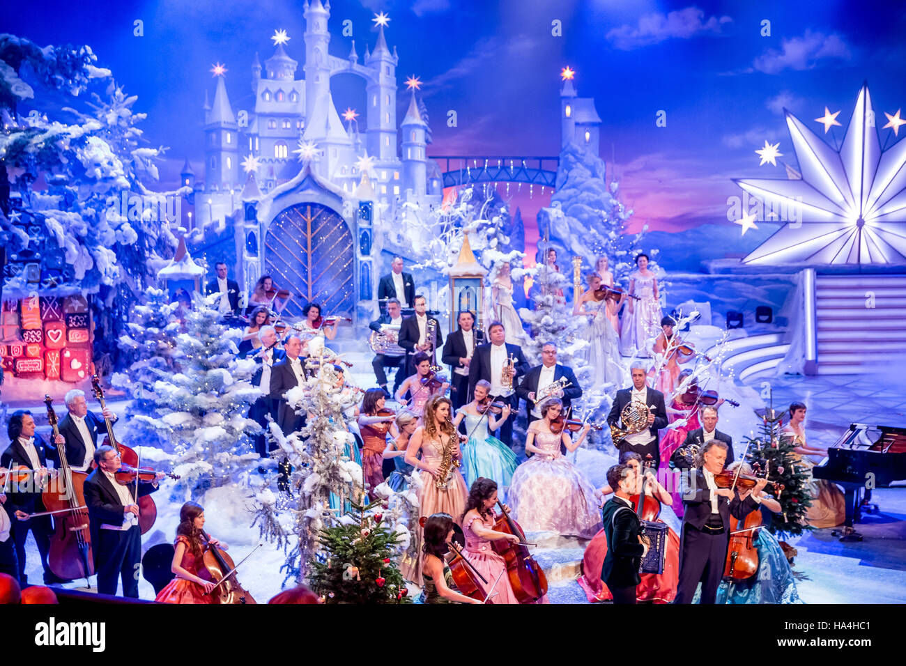 Suhl, Germany. 26th Nov, 2016. Star violin player Andre Rieu (front