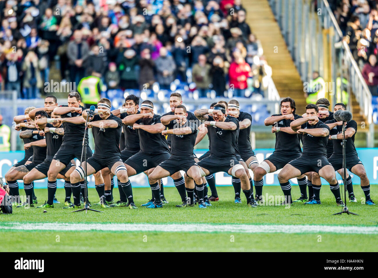 ly straf Rodet Roma ITALY - 12 November 2016 - Rugby - Stadio Olimpico in Roma - Rugby  Test Match - Italy New Zealand - Team performs the Haka Stock Photo - Alamy