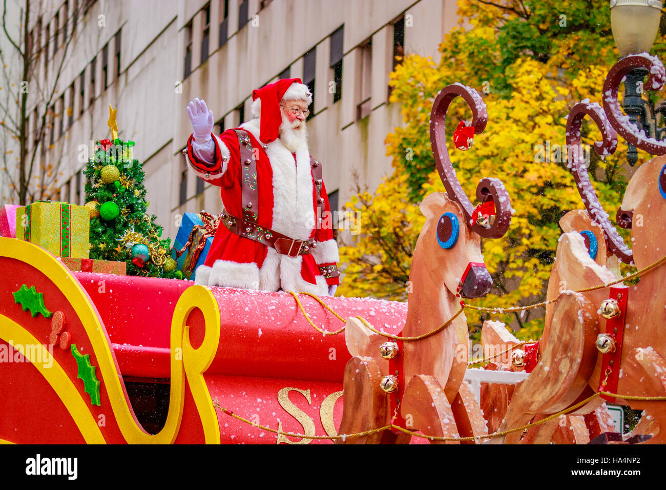 Thanksgiving parade macy&rsquo;s santa hi-res stock photography and images