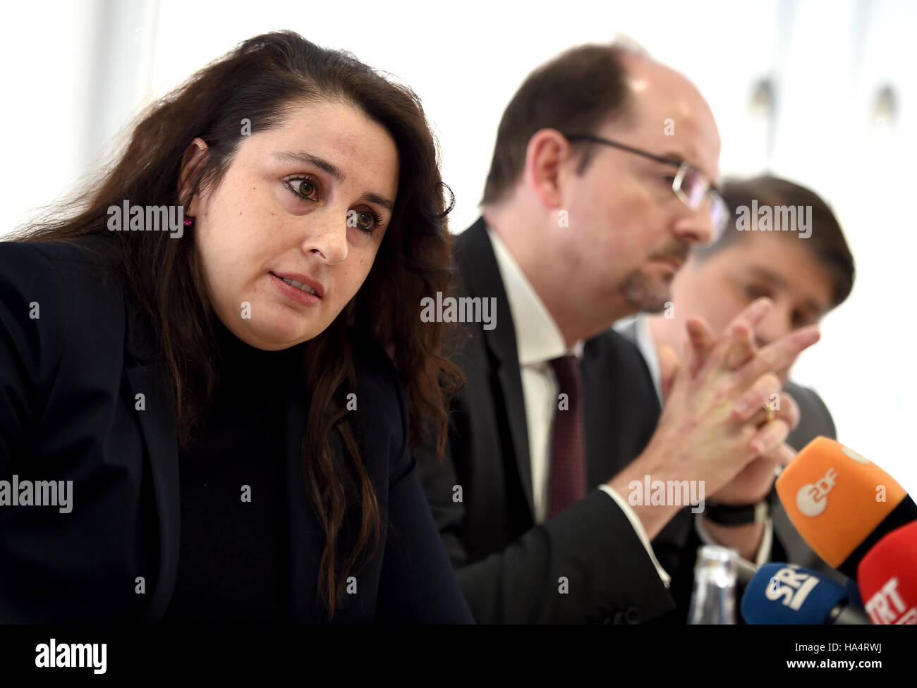 Berlin, Germany. 28th Nov, 2016. Lawyers Seda BasayYildiz (LR), Jens