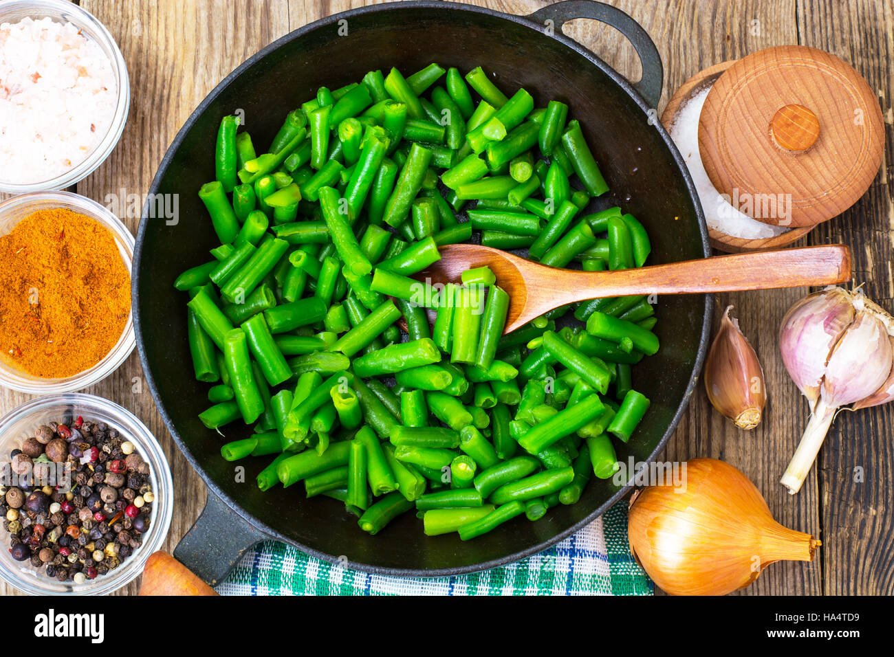 Green Beans on castiron frying pan Stock Photo Alamy