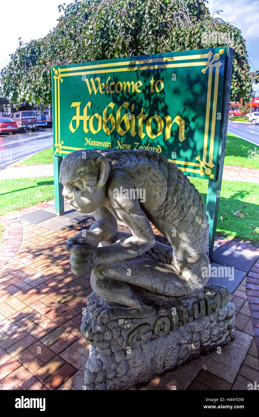 'Welcome to Hobbiton' sign and statue of Gollum, Broadway, Matamata, Waikato Region, North Island, New Zealand Stock Photo