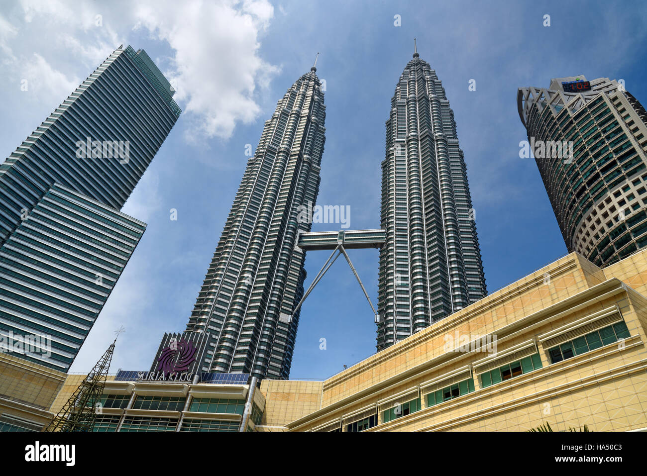 Petronas Twin Towers View From Klcc Park The Skyscraper Height