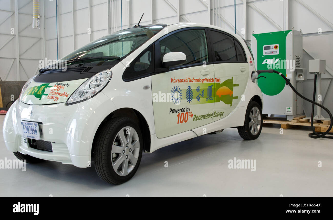 departmentofenergy 12815825004 PEV at charging station Stock Photo