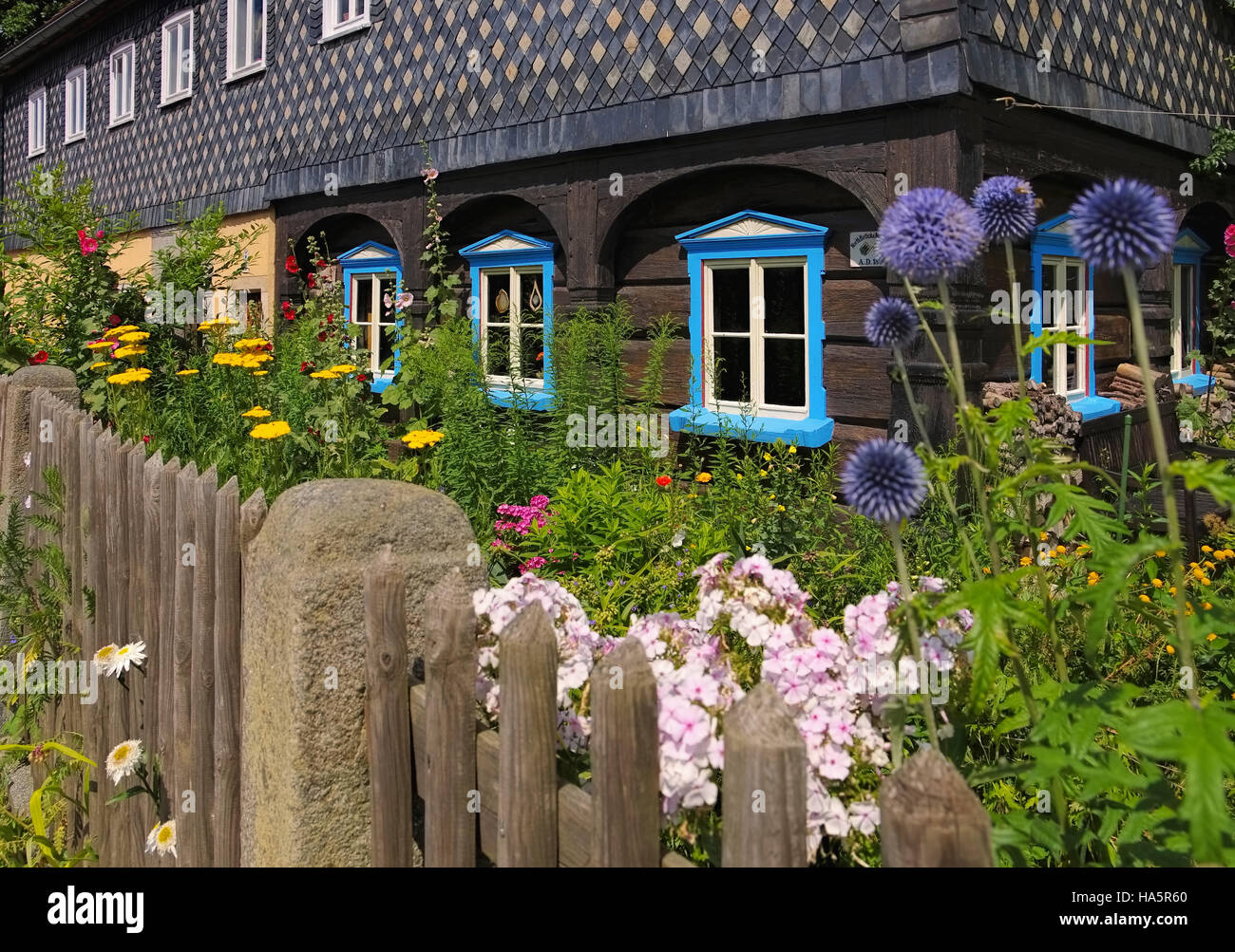 typisches Umgebindehaus in der Oberlausitz, Sachsen - half-timbered house in Upper Lusatia, Germany Stock Photo