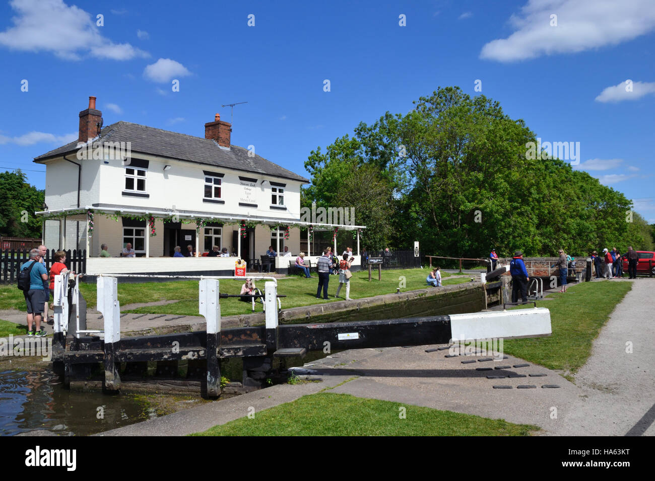Stenson Lock and cafe on the Trent & Mersey Canal in Derbyshire Stock Photo