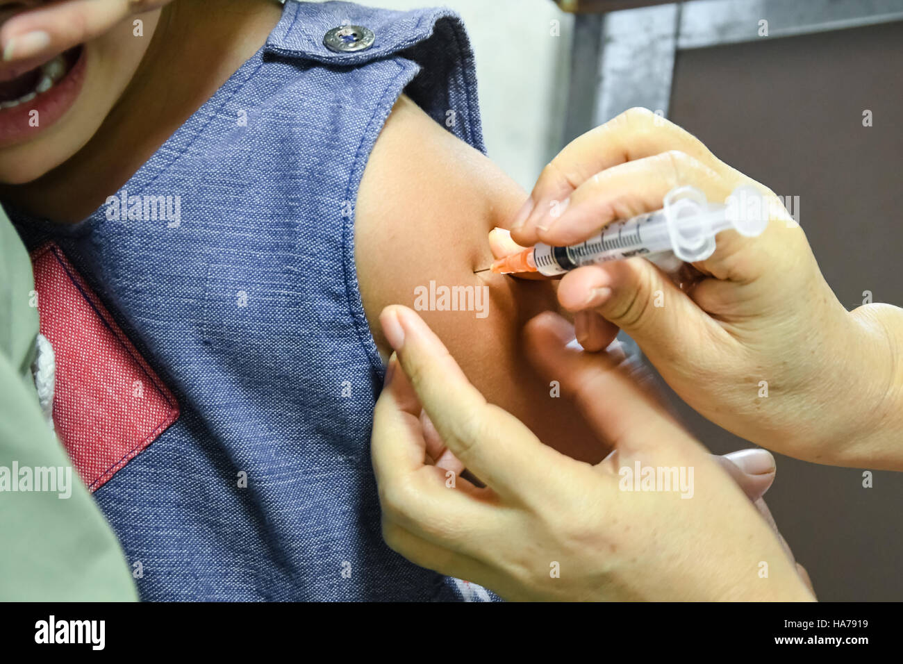 Прививка от дифтерии болит рука