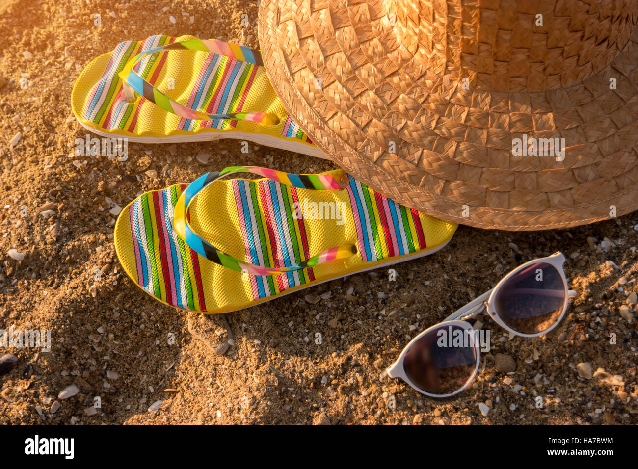 Flip flops and beach hat Stock Photo - Alamy