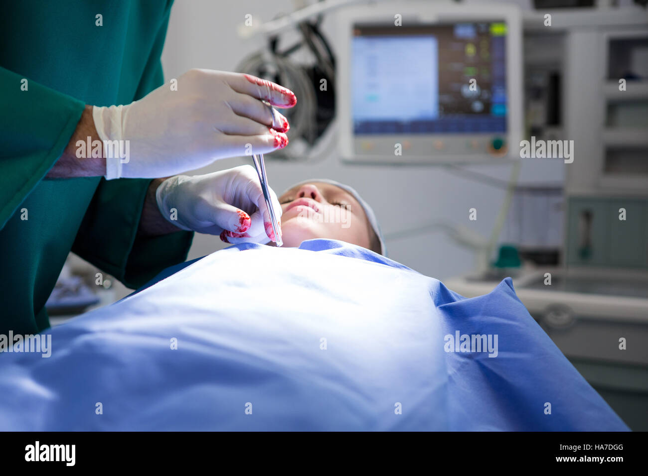 Surgeon operating patient Stock Photo - Alamy