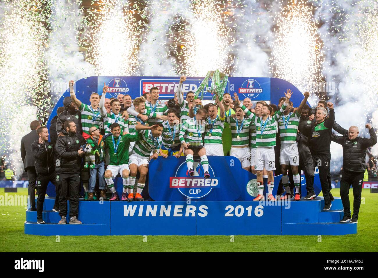 Celtic celebrate winning the Scottish League Cup Final at Hampden Park, Glasgow Stock Photo Alamy