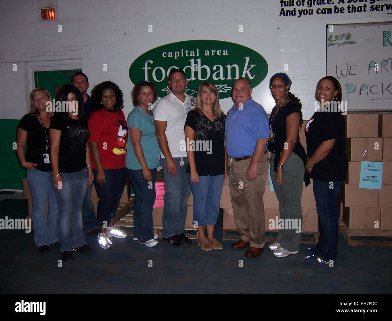 Volunteers at a food bank hi-res stock photography and images - Alamy