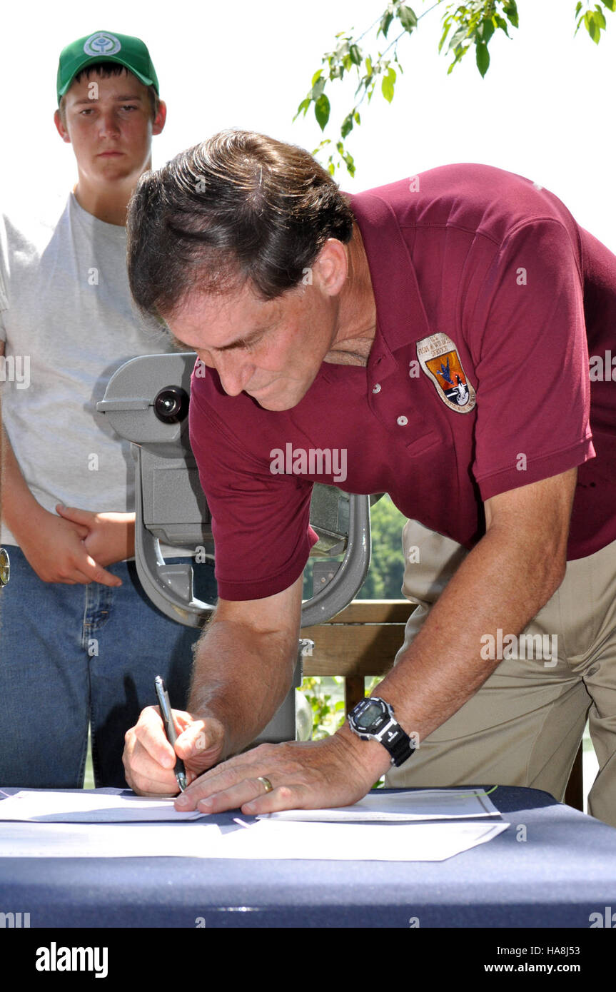 usfwsmidwest 5912519429 Director Dan Ashe Signs Acquisitions Stock Photo
