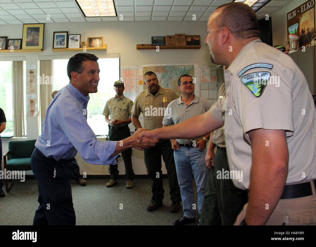 blmnevada 7782462392 Nevada Governor Brian Sandoval greets Dylan Rader, acting Fire Management Officer, Stock Photo