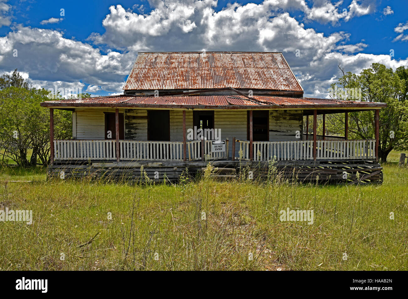 derelict australian outback farm house on the old grafton road between glen  innes and grafton Stock Photo - Alamy