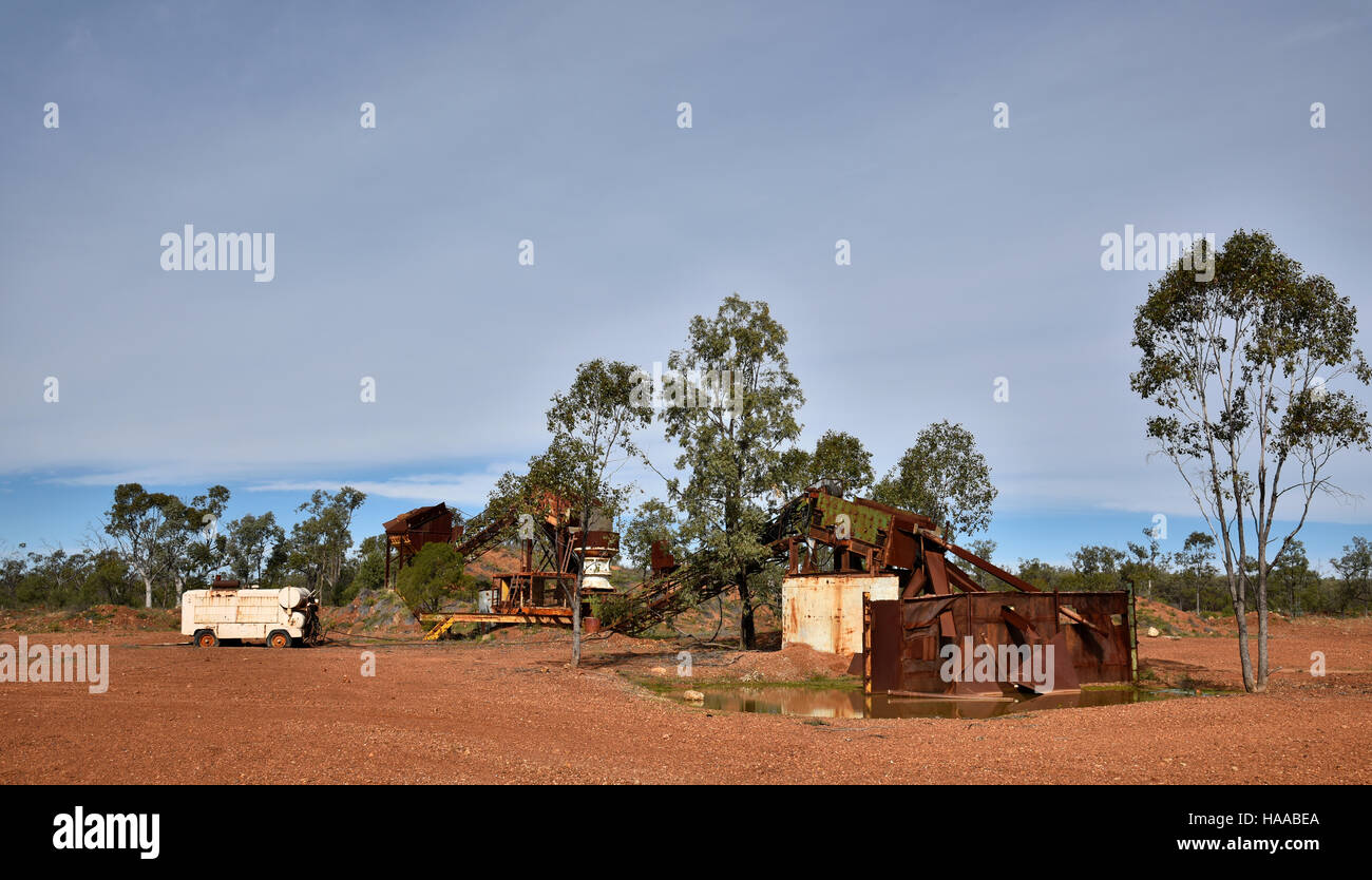 abandoned opal mine in lightning ridge Stock Photo Alamy