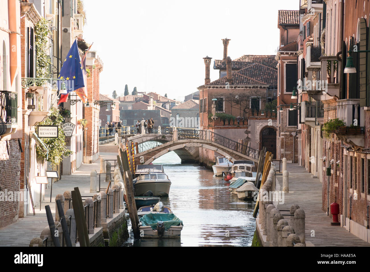 Canal bridge boats hi-res stock photography and images - Alamy