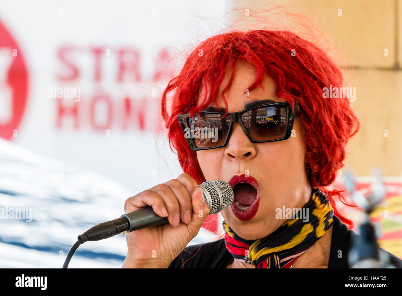 England, Ramsgate. Jeremy Corbyn rally. Woman singer with orange hair and wearing sunglasses, singing and holding microphone. Close-up. Stock Photo