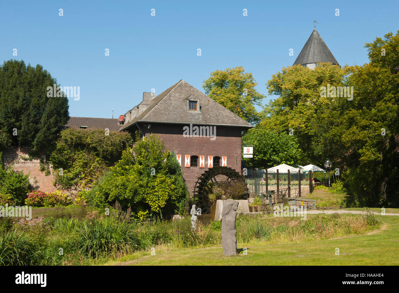 Deutschland, Nordrhein-Westfalen, Kreis Viersen, Brüggen, Mühle und Burg Stock Photo