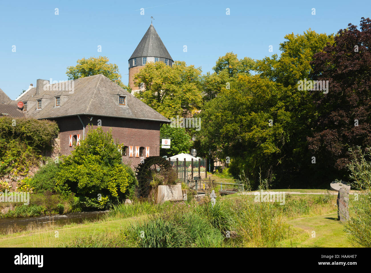 Deutschland, NordrheinWestfalen, Kreis Viersen, Brüggen, Mühle und Burg Stock Photo Alamy