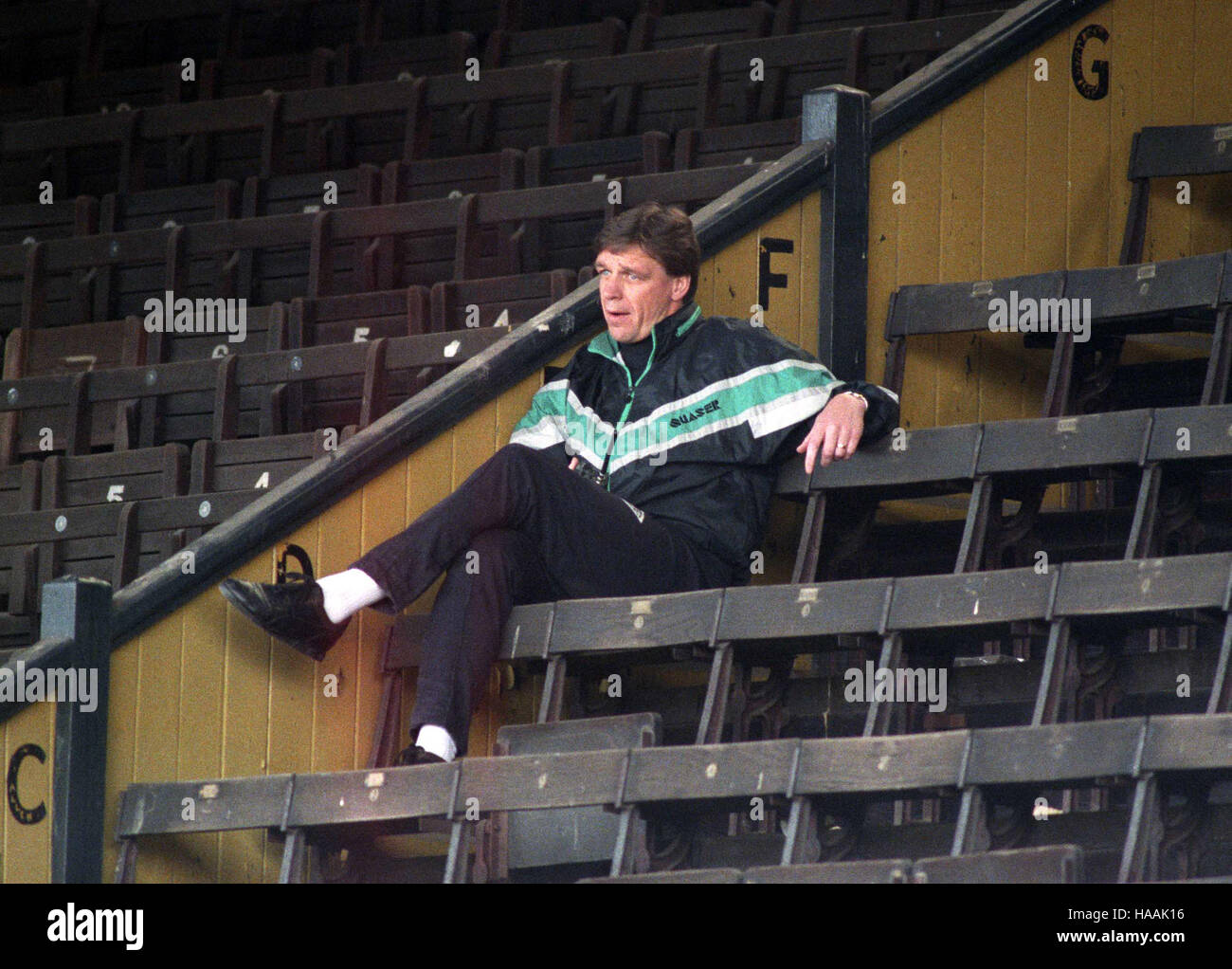 WOLVES V BARNSLEY AT MOLINEUX 10/3/1990 Wolverhampton Wanderers FC football Manager Graham Turner watches from the Waterloo Road stand 1990. Picture by DAVID BAGNALL Stock Photo