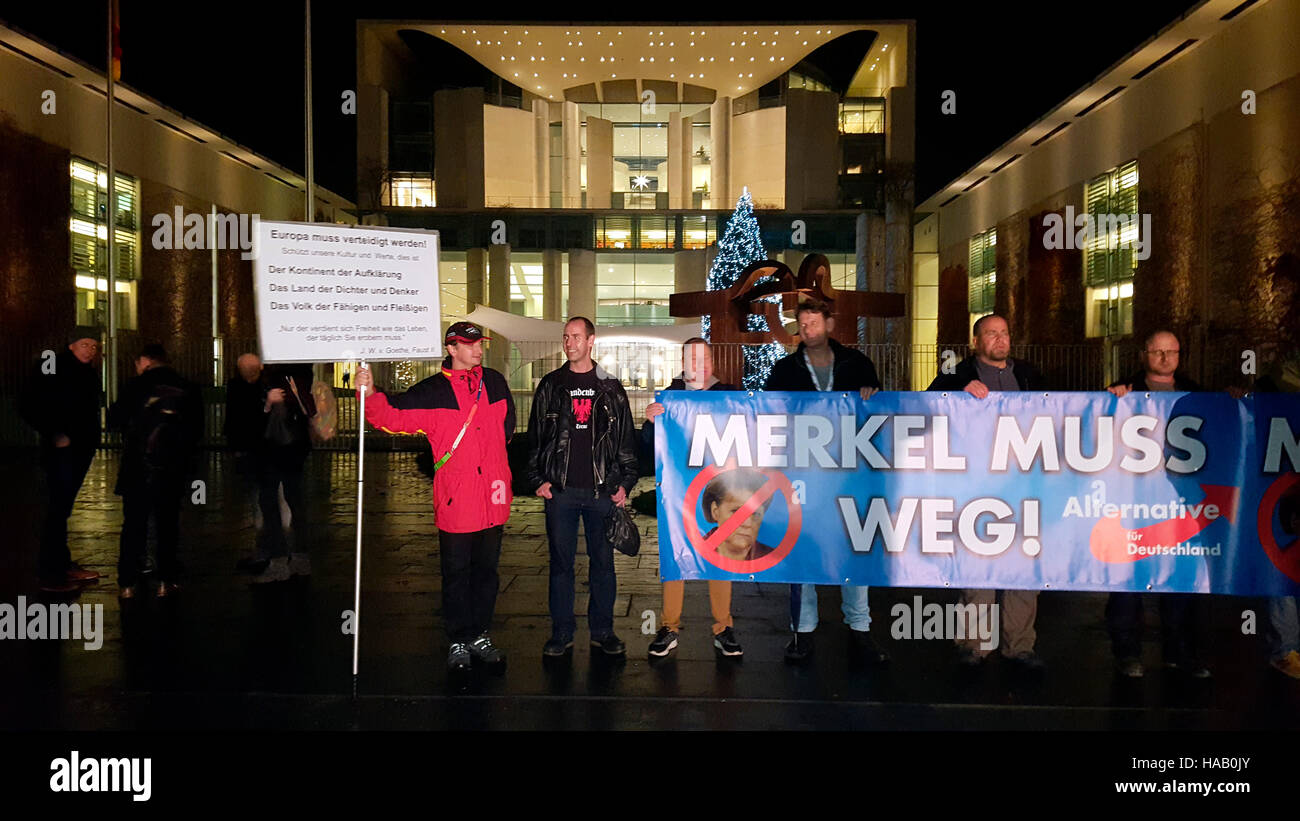 Impressionen - Demonstration und Protest gegen Bundeskanzlerin Merkel und ihre Fluechtlingspolitik mit den Slogans 'Merkel muss weg' und 'Kanzler Dikt Stock Photo