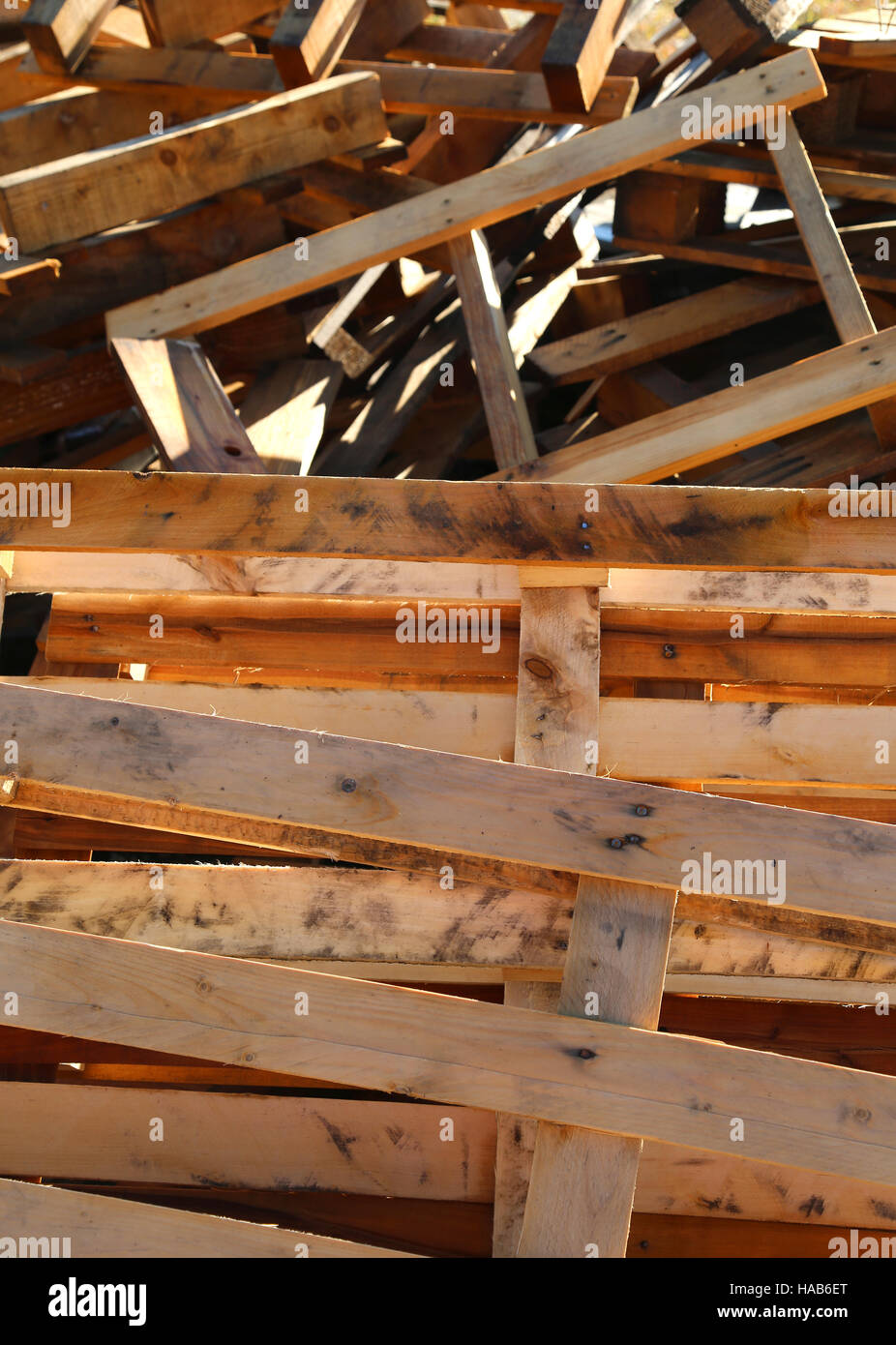 Wooden pallets and scrap wood for recycling Stock Photo - Alamy