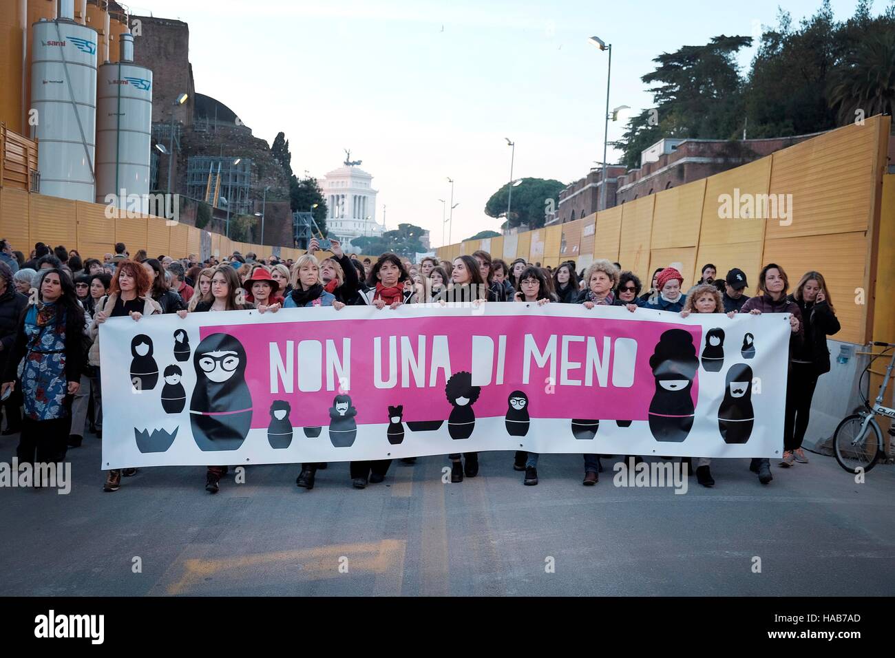 Rome, Italy. 27th November, 2016. National demonstration 'Non una di meno - Not one less' to protest against male violence against women in Rome. In Italy, since the beginning of the year, dozens of women were murdered by male hands. Rome, Italy, 27/11/2016    Credit Credit:  Danilo Balducci/Sintesi/Alamy Live News Stock Photo