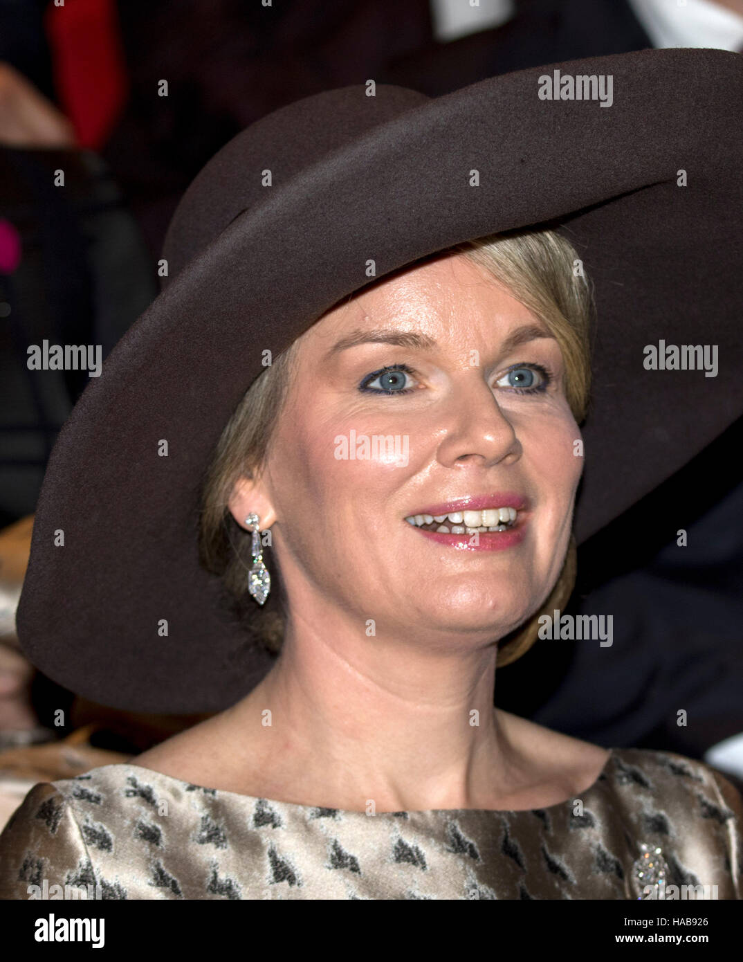 Amsterdam, Netherlands. 28th Nov, 2016. Amsterdam, 28-11-2016 Queen Mathilde visit at the Vlaams Cultuurhuis de Brakke Grond 1st day of the State-visit from HM King Filip and HM Queen Mathilde of Belgium to the Netherlands RPE/Albert Nieboer/NETHERLANDSOUT/Point de Vue Out - NO WIRE SERVICE - Photo: Rpe/Albert Nieboer/RoyalPress/dpa/Alamy Live News Stock Photo