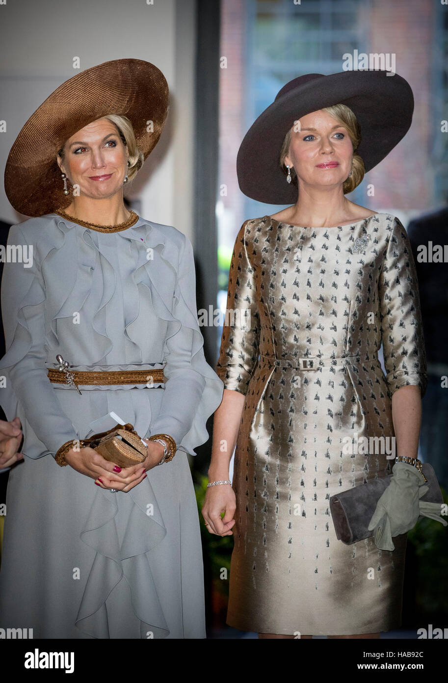 Amsterdam, Netherlands. 28th Nov, 2016. Amsterdam, 28-11-2016 Queen Máxima and Queen Mathilde visit to the Vlaams Cultuurhuis de Brakke Grond 1st day of the State-visit from HM King Filip and HM Queen Mathilde of Belgium to the Netherlands RPE/Albert Nieboer/NETHERLANDSOUT/Point de Vue Out - NO WIRE SERVICE - Photo: Rpe/Albert Nieboer/RoyalPress/dpa/Alamy Live News Stock Photo