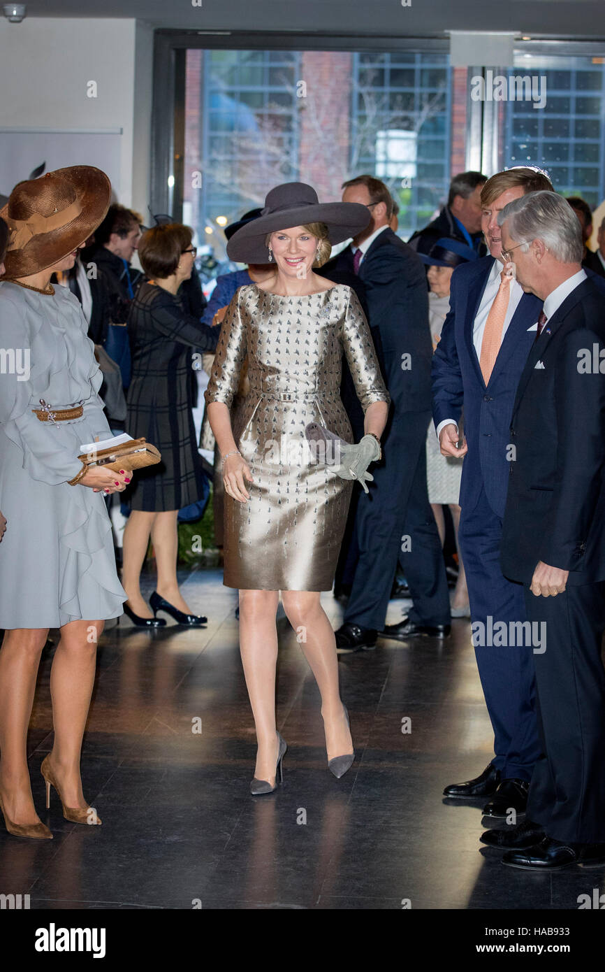 Amsterdam, Netherlands. 28th Nov, 2016. Amsterdam, 28-11-2016 King Willem-Alexander, Queen Máxima, King Filip and Queen Mathilde visit to the Vlaams Cultuurhuis de Brakke Grond 1st day of the State-visit from HM King Filip and HM Queen Mathilde of Belgium to the Netherlands RPE/Albert Nieboer/NETHERLANDSOUT/Point de Vue Out - NO WIRE SERVICE - Photo: Rpe/Albert Nieboer/RoyalPress/dpa/Alamy Live News Stock Photo