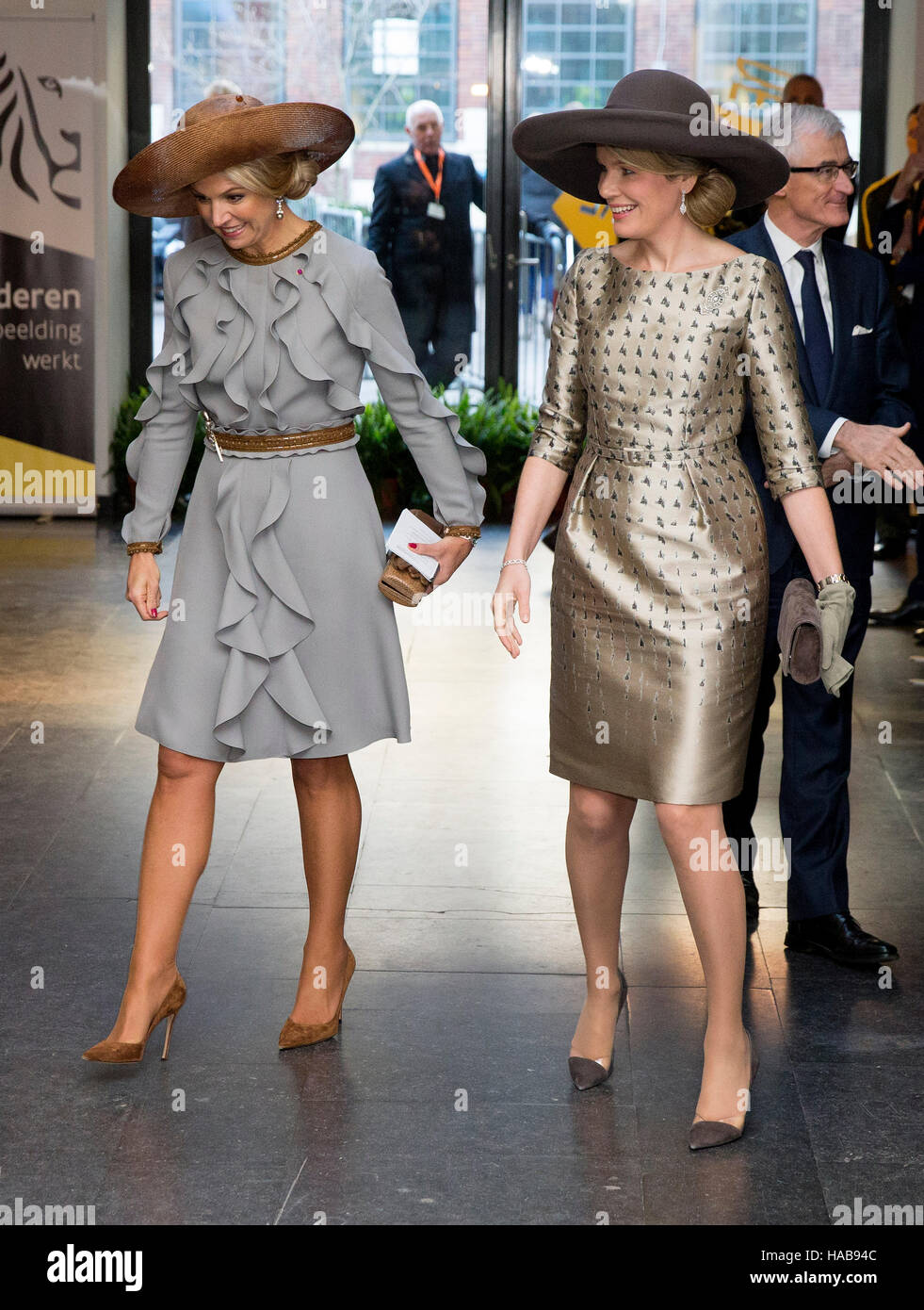 Amsterdam, Netherlands. 28th Nov, 2016. Amsterdam, 28-11-2016 Queen Máxima and Queen Mathilde visit to the Vlaams Cultuurhuis de Brakke Grond 1st day of the State-visit from HM King Filip and HM Queen Mathilde of Belgium to the Netherlands RPE/Albert Nieboer/NETHERLANDSOUT/Point de Vue Out - NO WIRE SERVICE - Photo: Rpe/Albert Nieboer/RoyalPress/dpa/Alamy Live News Stock Photo