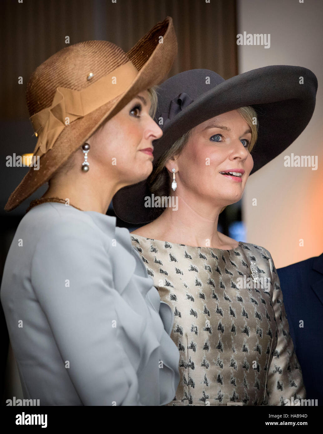Amsterdam, Netherlands. 28th Nov, 2016. Amsterdam, 28-11-2016 Queen Máxima and Queen Mathilde visit to the Vlaams Cultuurhuis de Brakke Grond 1st day of the State-visit from HM King Filip and HM Queen Mathilde of Belgium to the Netherlands RPE/Albert Nieboer/NETHERLANDSOUT/Point de Vue Out - NO WIRE SERVICE - Photo: Rpe/Albert Nieboer/RoyalPress/dpa/Alamy Live News Stock Photo