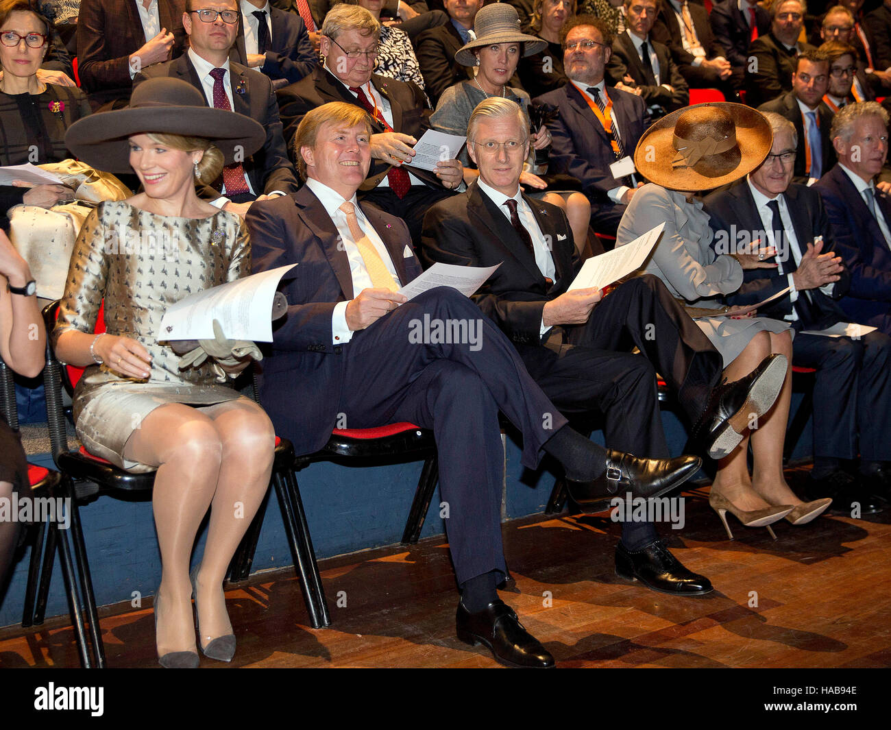 Amsterdam, Netherlands. 28th Nov, 2016. Amsterdam, 28-11-2016 King Willem-Alexander, Queen Máxima, King Filip and Queen Mathilde visit to the Vlaams Cultuurhuis de Brakke Grond 1st day of the State-visit from HM King Filip and HM Queen Mathilde of Belgium to the Netherlands RPE/Albert Nieboer/NETHERLANDSOUT/Point de Vue Out - NO WIRE SERVICE - Photo: Rpe/Albert Nieboer/RoyalPress/dpa/Alamy Live News Stock Photo