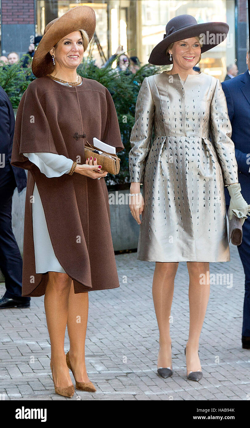 Amsterdam, Netherlands. 28th Nov, 2016. Amsterdam, 28-11-2016 Queen Máxima and Queen Mathilde visit to the Vlaams Cultuurhuis de Brakke Grond 1st day of the State-visit from HM King Filip and HM Queen Mathilde of Belgium to the Netherlands RPE/Albert Nieboer/NETHERLANDSOUT/Point de Vue Out - NO WIRE SERVICE - Photo: Rpe/Albert Nieboer/RoyalPress/dpa/Alamy Live News Stock Photo