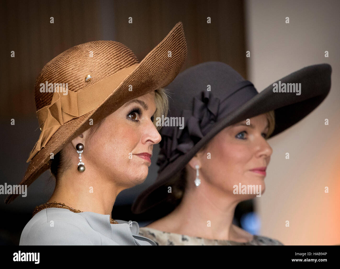 Amsterdam, Netherlands. 28th Nov, 2016. Amsterdam, 28-11-2016 Queen Máxima and Queen Mathilde visit to the Vlaams Cultuurhuis de Brakke Grond 1st day of the State-visit from HM King Filip and HM Queen Mathilde of Belgium to the Netherlands RPE/Albert Nieboer/NETHERLANDSOUT/Point de Vue Out - NO WIRE SERVICE - Photo: Rpe/Albert Nieboer/RoyalPress/dpa/Alamy Live News Stock Photo