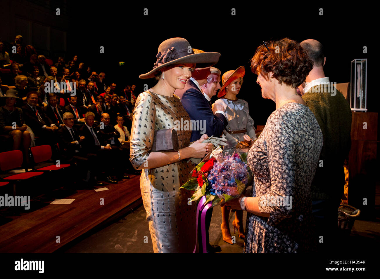 Amsterdam, Netherlands. 28th Nov, 2016. Amsterdam, 28-11-2016 King Willem-Alexander, Queen Máxima, King Filip and Queen Mathilde visit to the Vlaams Cultuurhuis de Brakke Grond 1st day of the State-visit from HM King Filip and HM Queen Mathilde of Belgium to the Netherlands RPE/Albert Nieboer/NETHERLANDSOUT/Point de Vue Out - NO WIRE SERVICE - Photo: Rpe/Albert Nieboer/RoyalPress/dpa/Alamy Live News Stock Photo