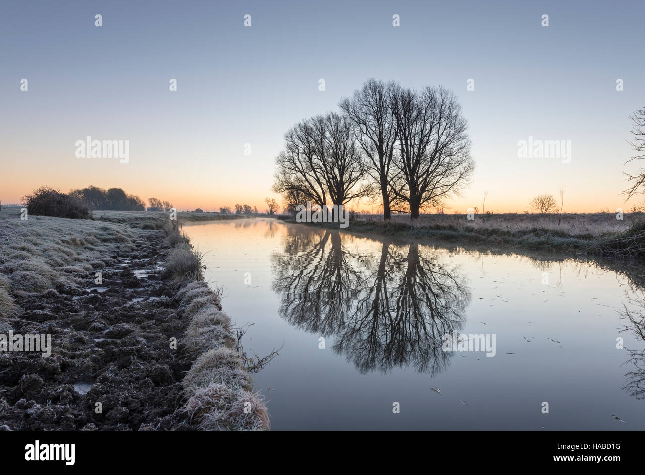 Willingham, Cambridgeshire, UK. 29th November 2016. Dawn on the Old West River in the flat landscape of the Cambridgeshire Fens where temperatures fell overnight to minus 4 degrees centigrade on one of the coldest nights of the winter so far this year. Further freezing conditions are forecast for the next few days. Credit Julian Eales/Alamy Live News Stock Photo