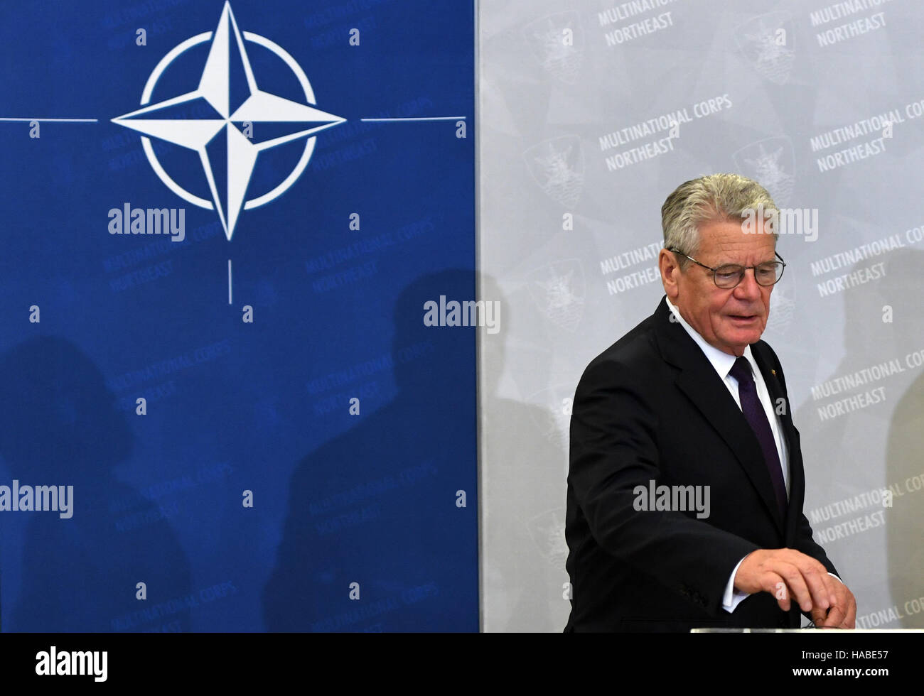 Szczecin, Poland. 28th Nov, 2016. German President Joachim Gauck pictured beside the NATO logo before a joint press conference with Polish President Andrzej Duda, after their visit to the NATO Multinational Corps Northeast, in Szczecin, Poland, 28 November 2016. Photo: Soeren Stache/dpa/Alamy Live News Stock Photo
