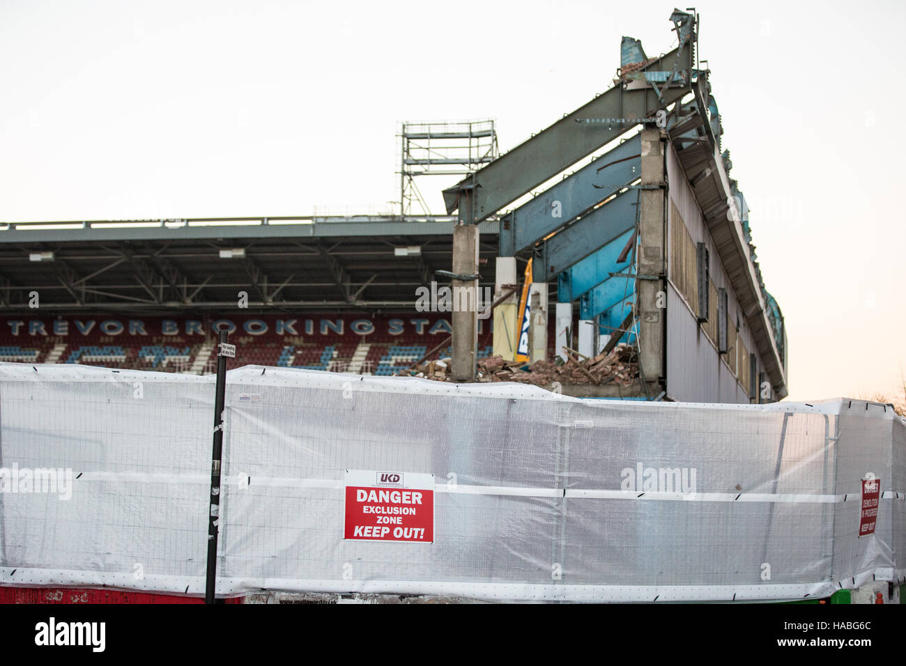 London, UK. 29th Nov, 2016. Heavy machinery is used to demolish the
