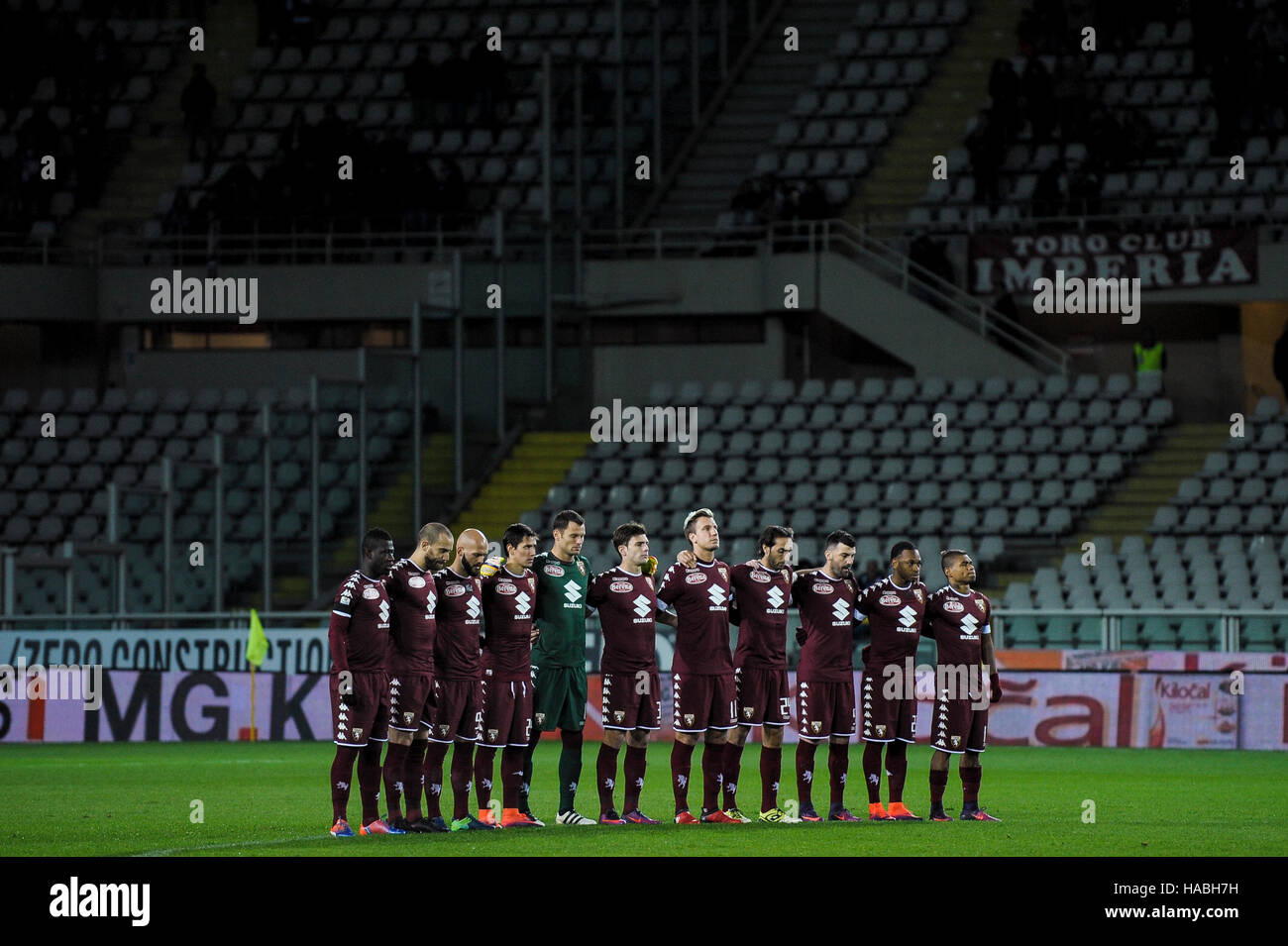 Turin, Italy. 29th November, 2016: Players of Torino FC observe a minute of silence in remembrance of the players of he Brazilian team of Chapecoense died in recent plane crash before the TIM Cup football match between Torino FC and AC Pisa. In the 1949 the entire team of Torino FC was killed in the Superga air disaster. Credit:  Nicolò Campo/Alamy Live News Stock Photo