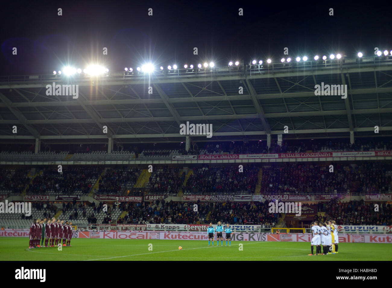 Turin, Italy. 29th November, 2016: Players of Torino FC and AC Pisa observe a minute of silence in remembrance of the players of he Brazilian team of Chapecoense died in recent plane crash before the TIM Cup football match between Torino FC and AC Pisa. In the 1949 the entire team of Torino FC was killed in the Superga air disaster. Credit:  Nicolò Campo/Alamy Live News Stock Photo